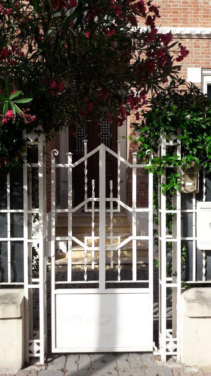Appartamento In Villa Pesaro Exterior photo